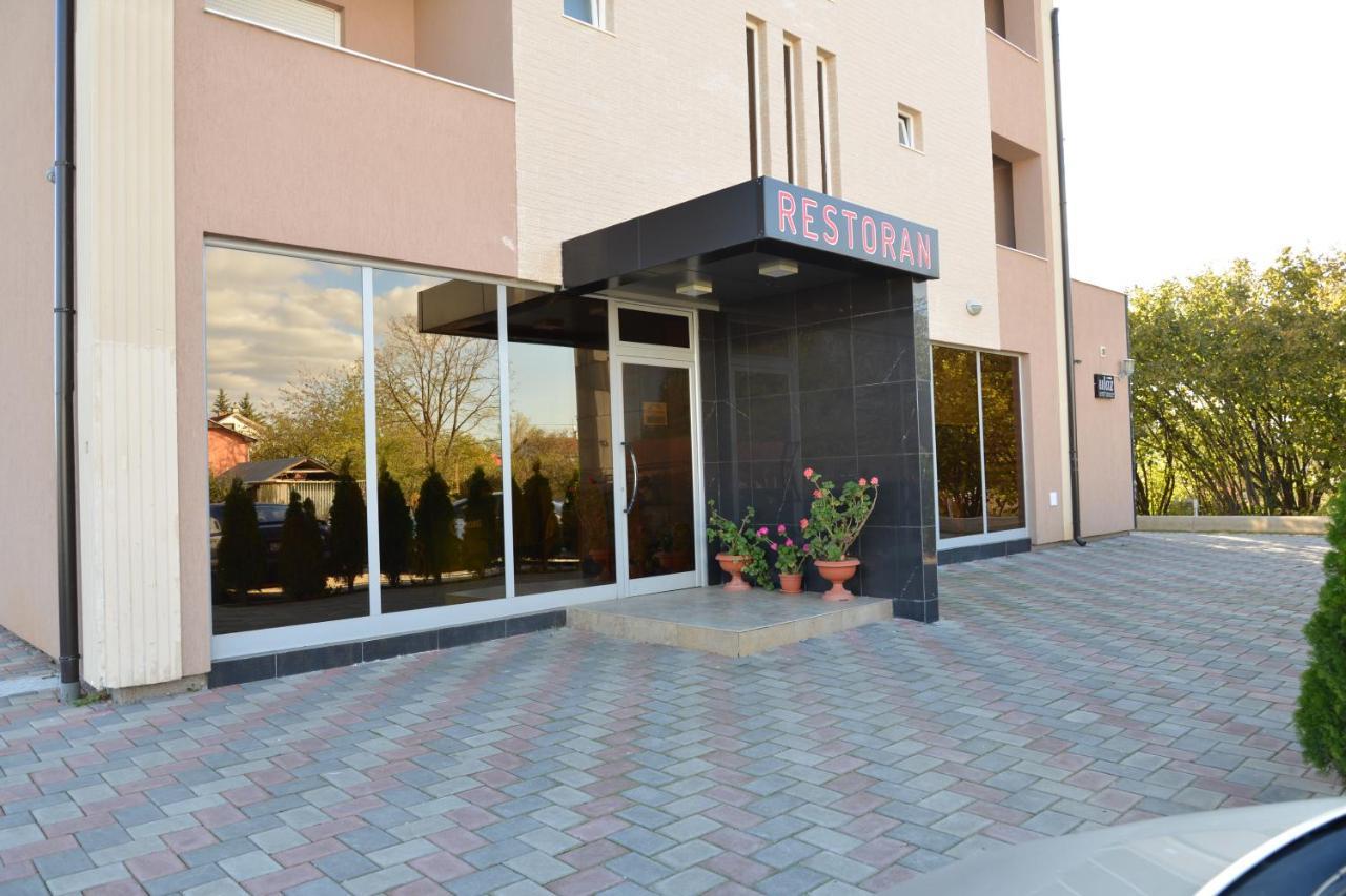 Hotel Konstantin Laplje Selo Екстер'єр фото